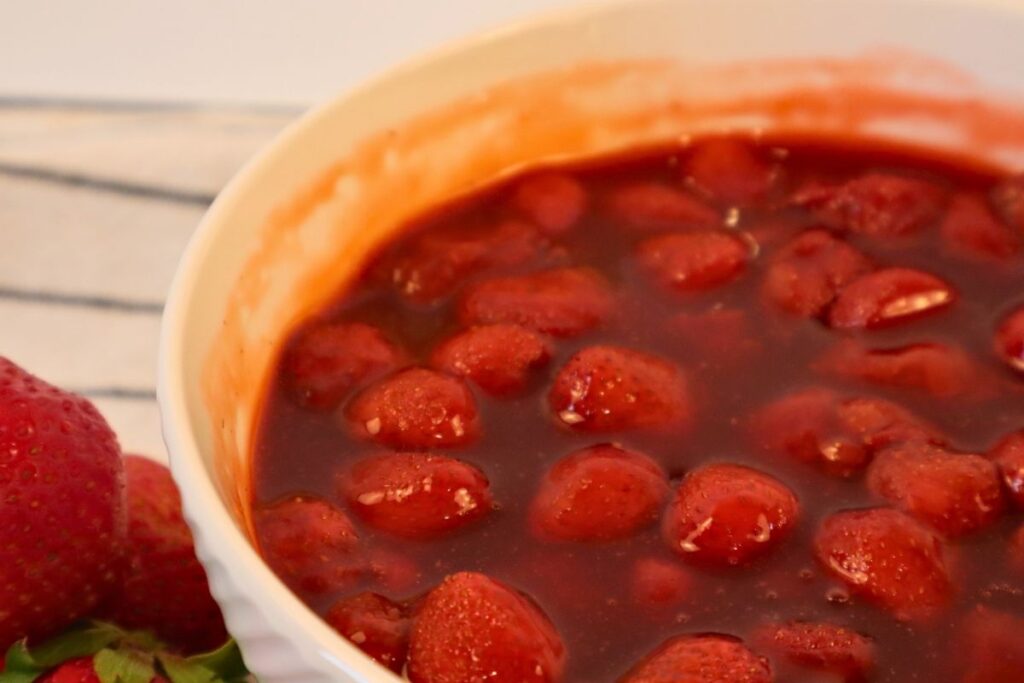 Refined sugar–free strawberry sauce served in a bowl.