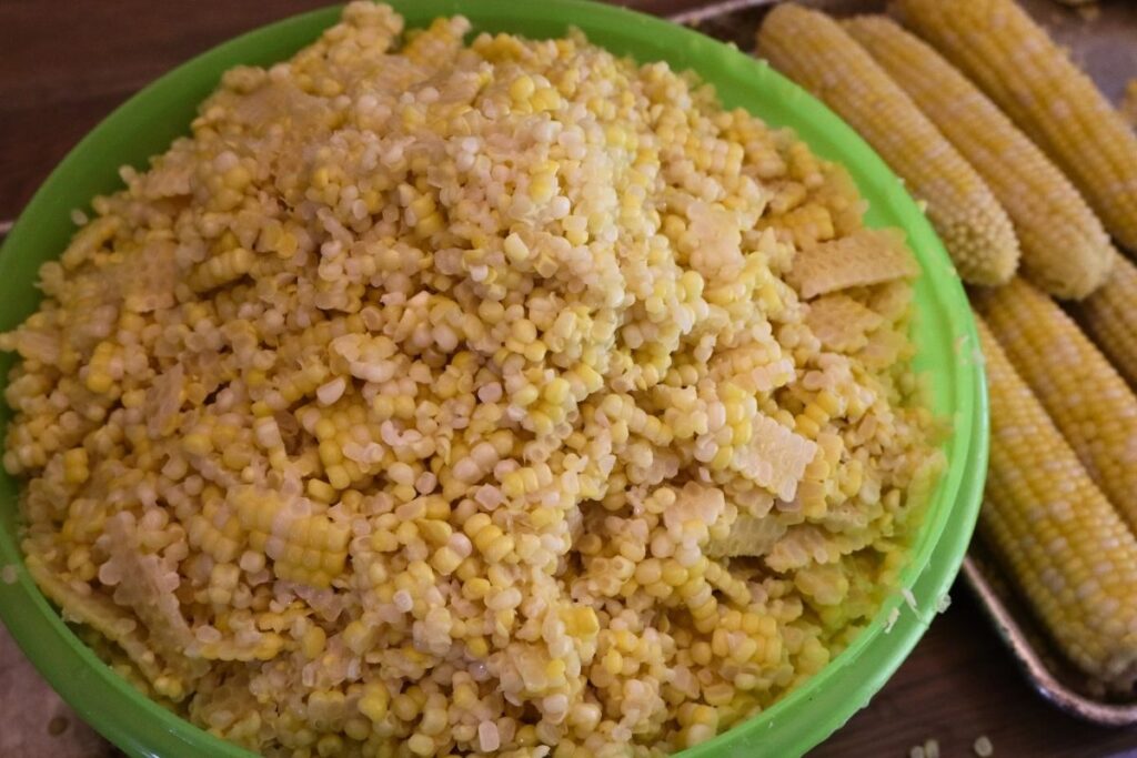 How to Freeze Sweet Corn: A Step-by-Step Preservation Guide 14 A bowl of freshly cut sweet corn kernels next to whole ears of corn